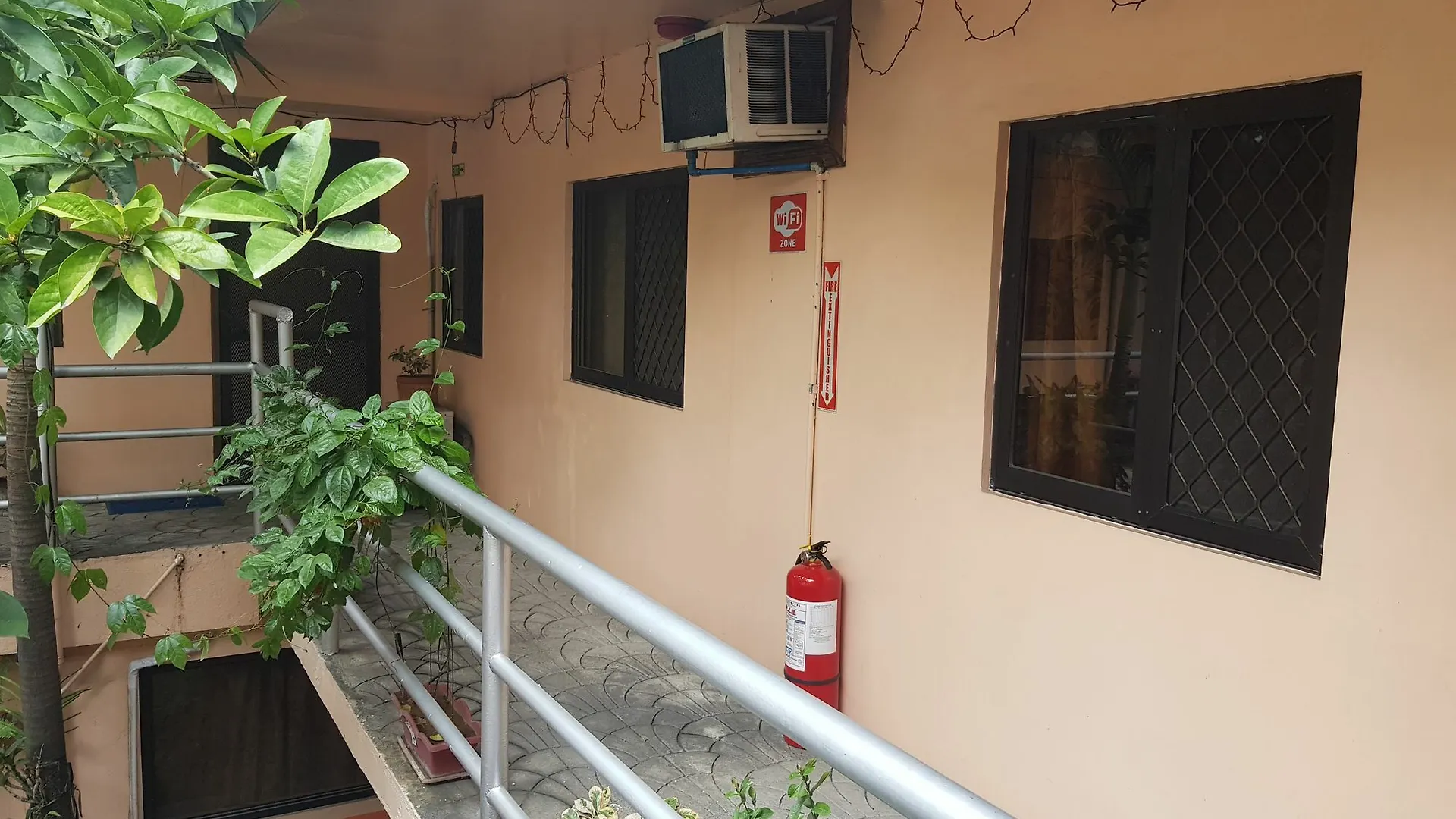 1 St Street Park Apartells Ángeles 0*,  Filipinas